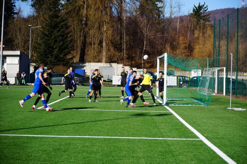 Sześć goli, zwroty akcji i podział punktów! Szczyt remisuje ze Zjednoczonymi Żarów 3:3 po piłkarskim thrillerze